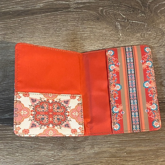 Chico's Multicolor Medallion Patterned Passport Wallet Case 5.5” x 4.25” Lk New! - Picture 3 of 3
